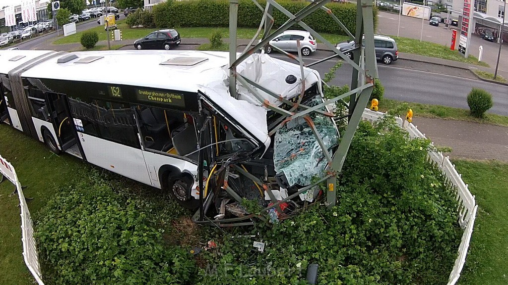 Schwerer Bus Unfall Koeln Porz Gremberghoven Neuenhofstr P616.jpg